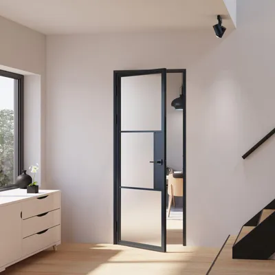 Zimmertür aus Glas mit schwarzem Rahmen in modernem, hellem Wohnraum, mit Türanschlag links