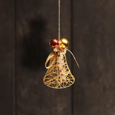Productafbeelding van com-four® Kerstklokje - glinsterende kerstdecoratie om op te hangen - adventsdecoratie met lint, dennenappels en ballen - gouden decoratief ornament