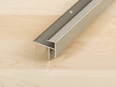 Produktbild von PROLINE Edelstahl 1000mm Treppenkantenprofil, Aluminium eloxiert, PROSTEP Profil für Hartbodenbeläge, Einschub für Trittstufe, gerilltes Deckprofil, einfache Verlegung