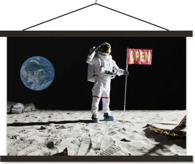 Produktbild von MuchoWow® Textilposter Astronaut - Mond - Flagge 60x40 cm mit schwarzem Rahmen - Hölzernes