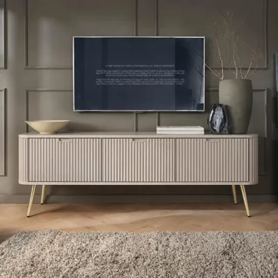 Produktbild von Ovales TV-Board PORTO RTV3D Rillenfront Cashmere Matt auf Goldenen Füßen Lowboard, KI-generiertes Bild