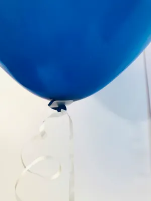 Produktbild von DeCoArt 50 Ballonverschlüsse weiß  mit 1,2 m Polyband geeignet für Heliumbefüllung