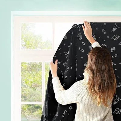 Obrázek produktu pro Nastavitelná roletová roleta do dětského pokoje – černá – 130 x 200 cm – samolepicí – se suchým zipem a přísavkami