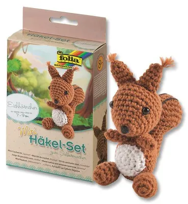 Produktbild von folia 23909 - Mini Häkelset Eichhörnchen, Komplettset zur Erstellung von einem selbst gehäkelten niedlichen Eichhörnchen, ca. 7 - 9 cm groß, für Kinder ab 8 Jahren und Erwachsene, als Geschenk