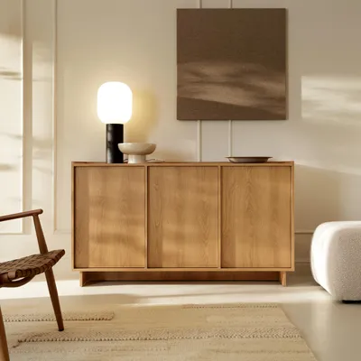 Produktbild von Minimalistische Kommode Hinoki 147 cm mit 3 Türen moderne Holzkommode in Karamell-Eiche Nachbildung grifflose Kommode für Wohnzimmer