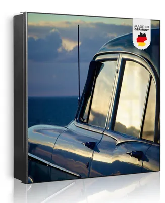 Produktbild von banjado Schlüsselkasten aus Metall, 30x30cm groß mit 32 Haken, als Magnettafel nutzbar, Korpus schwarz, Anschlag rechts, Auto am Strand [SKG1 12499]