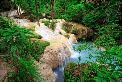 Produktbild von Wallario Poster - Verborgener  Wasserfall  in  einem  tropischen  Wald, Kunstdruck Größe: 100 x 150 cm