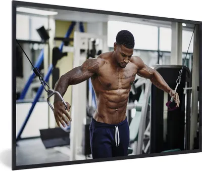 Produktbild von MuchoWow® Gerahmtes Poster Ein muskulöser Mann trainiert 90x60 cm - Poster mit Schwarzem Bilderrahmen Wandposter Rahmen Foto Bilder - Fotorahmen - Foto-Plakat