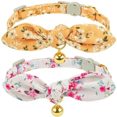 Produktbild von Ibenzoa® Katzenhalsband-Set (2 Stück) – weiches Baumwollmix-Halsband, verstellbar 19–28 cm, 1 cm breit, Sicherheits-Schnellverschluss, Glöckchen, handgeknotete Blumen-Schleife