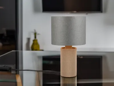 Produktbild von Kleine ausgefallene LED Tischlampe aus recycelter Pappe mit Lampenschirm Grau