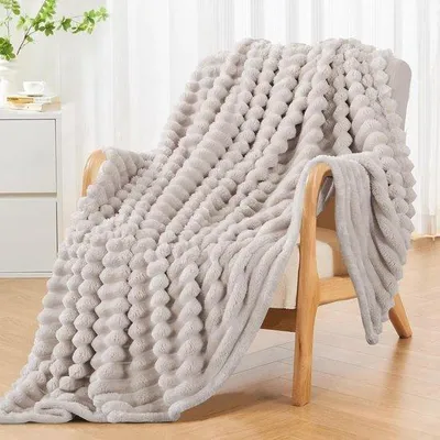 Produktbild von Famanu Fleece-Decke 150 x 200 cm - Extra weich und warm - Beige - 100% Mikrofaser