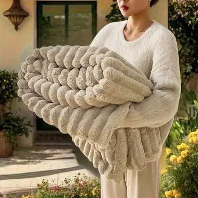 Produktbild von Luxus Samt Decke 150x200 cm – Weich & Bequem, Ganzjahresdecke, Flanell, Maschine, Khaki