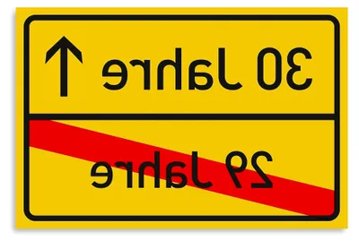 Produktbild von 30 Geburtstag Schild für Frauen und Männer - Deko Geschenke Schild zum 30 Geburtstag - 30x20 cm Kunststoff (Ortsschild)