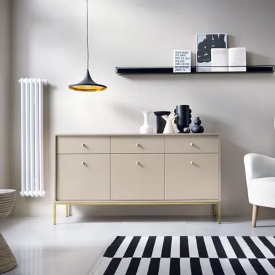 Productafbeelding van Commode BARI K3D3SZ, beige met gouden handgrepen, op een gouden metalen frame. Kast, dressoir