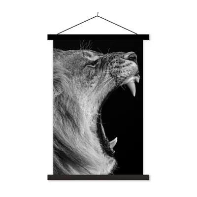 Produktbild von MuchoWow® Textilposter Tiere - Löwe - Schwarz - Weiß - Porträt 40x60 cm mit schwarzem Rahmen - Wanddekorationen