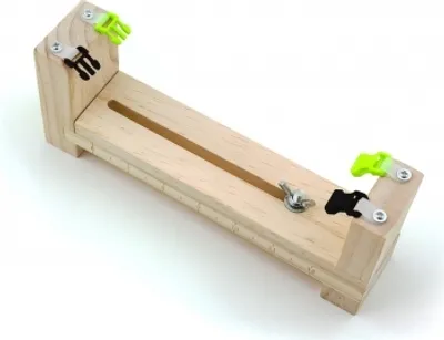 Produktbild von PRECORN Knüpf- und Flechthilfe aus Holz für Armbänder, Halsbänder, Kordeln und Paracord. 5-teiliges Set (1 Knüpfhilfe, 4 Verschlüsse). Präzise Längeneinstellung. Maße: Länge 23-36 cm, Breite 5 cm, Höhe 9 cm.