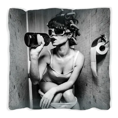 Produktbild von Wallario Premium Kissen, weiche Oberfläche, mit Motiv Kloparty - Sexy Frau auf Toilette mit Weinflasche, Größe: 30 x 30 cm, mit weißer Rückseite