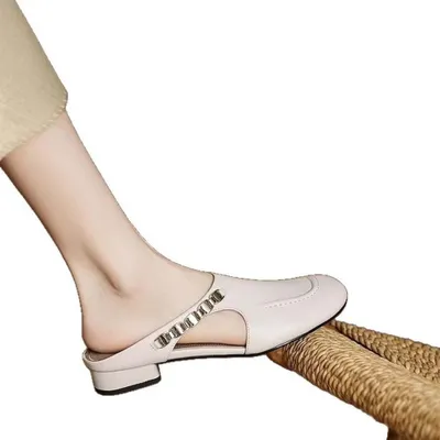 Produktbild von INF Französische Retro Damen Hausschuhe aus PVC in Beige mit niedrigem Absatz für den Sommer 40-41