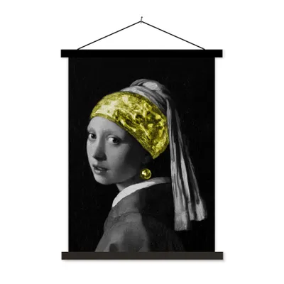 Produktbild von MuchoWow® Textilposter Mädchen mit Perlenohrring - Gold - Schwarz 120x160 cm mit schwarzem Rahmen - Magnetischer