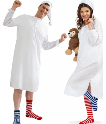 Zwei Erwachsene im Schlafwandler Kostüm mit weißem Nachthemd und Zipfelmütze, kombiniert mit bunten Ringelsocken