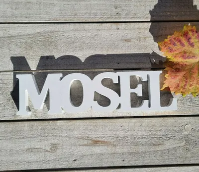 Produktbild von Deko-Aufsteller Schriftzug MOSEL, MDF-Holz weiß lackiert, ca. 30 x 2 x 8 cm, zum Stellen und Aufhängen