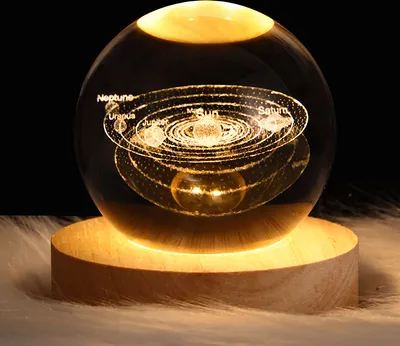 Produktbild von 3D Kristallkugel Nachtlicht, 60mm Glaskugel Lampe mit Holzsockel, Sonnensystem Kristallkugel Planeten Lampe, Astronomie Geschenk Sonnensystem