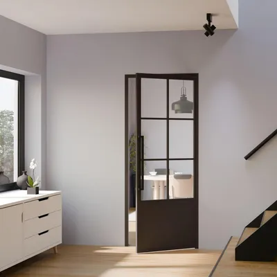 schwarz gerahmte Glas-Zimmertür in modernem, hellem Wohnraum, Türanschlag rechts