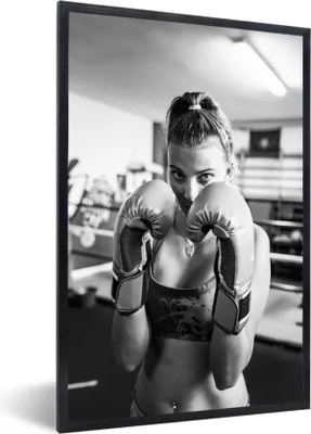 Produktbild von MuchoWow® Gerahmtes Poster Boxen - Frauen - Sport 60x90 cm - Poster mit Schwarzem Bilderrahmen Wandposter Rahmen Foto Bilder - Kunst