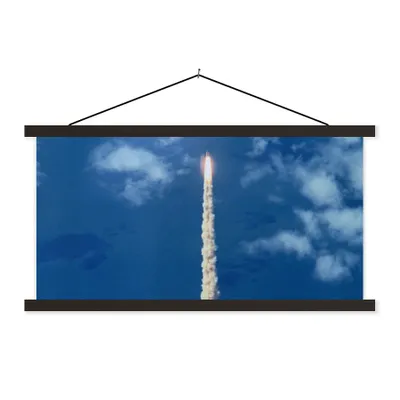 Produktbild von MuchoWow® Textilposter Eine Luftaufnahme der Raumfähre, die in den Himmel fliegt 120x60 cm mit schwarzem Rahmen - Dekoration Schlafzimmer