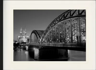 Obrázek produktu pro Kolín nad Rýnem Zarámovaný obraz s elegantním paspartou | Wall Art | V rámu - Hohenzollernský most a Kolínská katedrála v noci černobíle (60 x 80 cm)