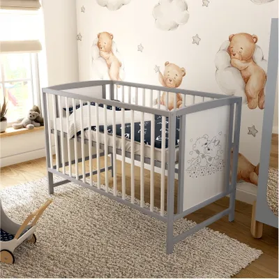 Produktbild von Baby-Delux Babybett Mia 120x60 Weiß Grau mit   Bärchen Motiv inkl. Matratze