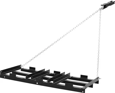 Zdjęcie produktu dla SucceBuy Brona ciągniona 122 x 50 cm, brona do łąk z łańcuchem o długości 183 cm, solidna grabie wyrównująca ze stali ocynkowanej, brona polowa do podjazdów żwirowych, odpowiednia do pojazdów ATV, UTV i traktorów.