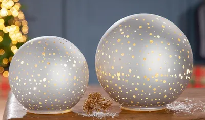 Imagen del producto de Gilde, esfera luminosa LED "White", color blanco, con 12 LEDs. Requiere 3 pilas AAA. Incluye función de temporizador. Altura: 14 cm. Diámetro: 15 cm. Código: 40595