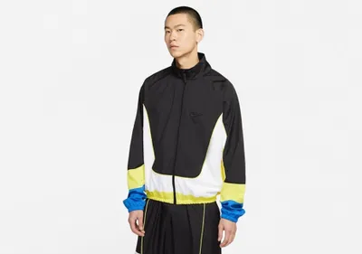 Produktbild von Nike Jacke im 90er Hip-Hop-Stil mit lockerer Passform, nachhaltig produziert