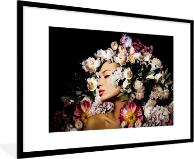Produktbild von MuchoWow® Gerahmtes Poster Frauen - Blumen - Rosen - Porträt 90x60 cm - Poster mit Schwarzem Bilderrahmen Wandposter Rahmen Foto Bilder - Wanddekoration - Fotos