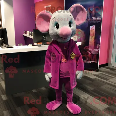 Produktbild von Maskottchen REDBROKOLY einer Magenta-Maus mit einem T-Shirt mit Aufdruck und Anstecknadeln