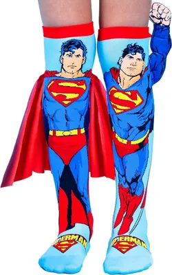 Kind trägt Superman-Socken mit rotem Cape und 3D-Arm in Flugpose.