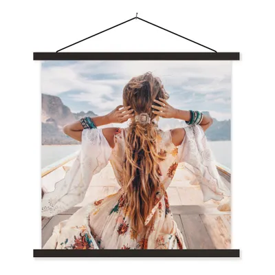 Produktbild von MuchoWow® Textilposter Frau - Boot - Norwegen - Weiß - Wasser - Bergen 60x60 cm mit schwarzem Rahmen - Posteraufhänger