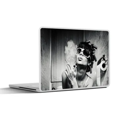 Produktbild von MuchoWow® Laptop Aufkleber Sticker Cover Frau - Vintage - Lockenwickler - Toilette - Zigarette 31x22.5 cm - Laptop-Deko