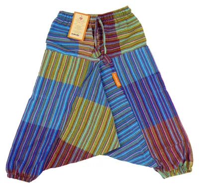 Productafbeelding van Kinderbroek "Karna": Patchworkbroek met elastische tailleband. Harembroek gemaakt van 100% katoen. Aladdinbroek met 2 zakken. Biedt absolute bewegingsvrijheid. Maat L