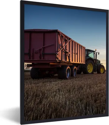 Produktbild von MuchoWow® Gerahmtes Poster Traktor - Grün - Sonnenuntergang - Horizont - Grün - Landleben 60x80 cm - Poster mit Schwarzem Bilderrahmen Wandposter Rahmen Foto Bilder - Premium - Wanddeko Wohnzimmer
