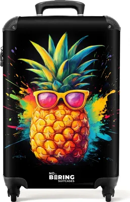 Produktbild von NoBoringSuitcases.com® Koffer Handgepäck Trolley Rollkoffer Kleine Reisekoffer mit 4 Rollen - Sommerananas mit Sonnenbrille - Cabin Size < 55x40x23 cm & 55x40x20 cm - Fotokoffer - Kabinenkoffer - BoardgepäckHandgepäck Koffer 55x35x20 cm, 36L,