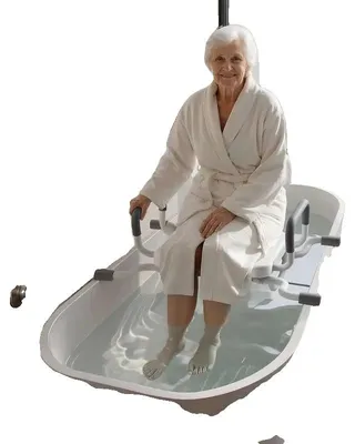 Obrázek produktu pro Otočná sprchová židle, vyrobená z odolného plastu, s nastavitelnou výškou 45-55 cm, maximální nosnost 100 kg, s područkami a opěradlem, navržena pro seniory a osoby se zdravotním postižením