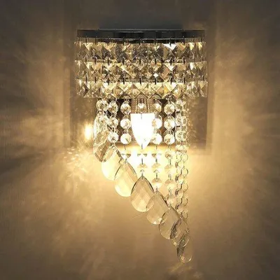 Image de Applique murale en cristal avec finition chromée, idéale pour une chambre ou un salon, design moderne