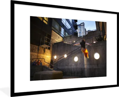 Produktbild von MuchoWow® Gerahmtes Poster Ein Mann übt Parkour 90x60 cm - Poster mit Schwarzem Bilderrahmen Wandposter Rahmen Foto Bilder - Wanddekoration - Fotos