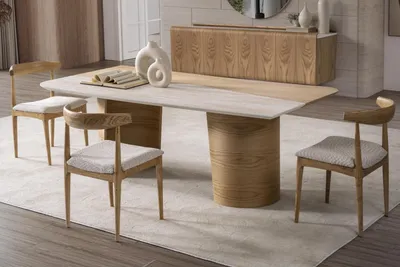 Image de Élégant ensemble de salle à manger en bois brun au design moderne