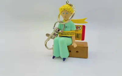 Produktbild von Plastoy 61054 Schlüsselanhänger Der Kleine Prinz auf dem Koffer Figur ca 6cm