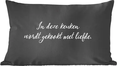 Produktbild von MuchoWow® Zierkissen Sofakissen Wohnzimmer Dekokissen 60x40 cm In dieser Küche wird mit Liebe gekocht - Kochen - Sprichwörter - Zitate - Liebe - Kopfkissen - Polster mit Foto