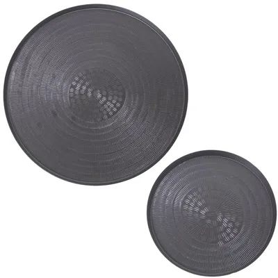 Produktbild von Set mit 2 runden Tabletts aus Aluminium, geschnitzt in Schwarz, 23 x 23 x 38 cm
