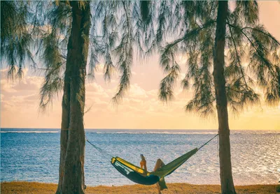 Produktbild von Wallario Fototapete Vliestapete, seidenmatte Oberfläche, einfache Verarbeitung, Größe 300 x 210 cm, Motiv Chillout - Hängematte am Meer